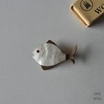 マザーオブパール フィッシュブローチ