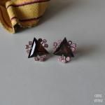 パープルトライアングル ビジューイヤリング