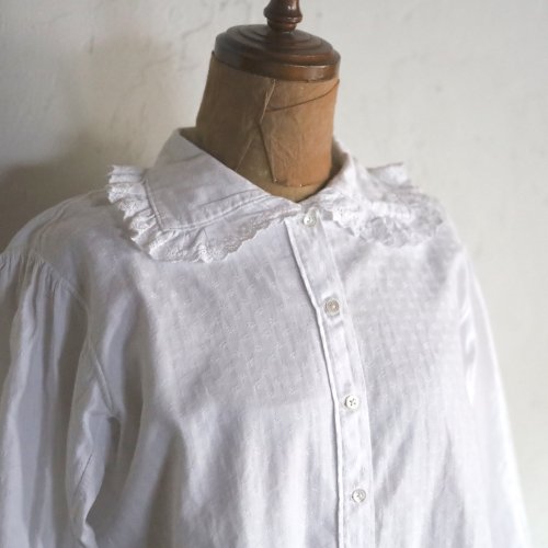 vintage cotton blouse from FRANCE / 花の織りの入ったフリルブラウス