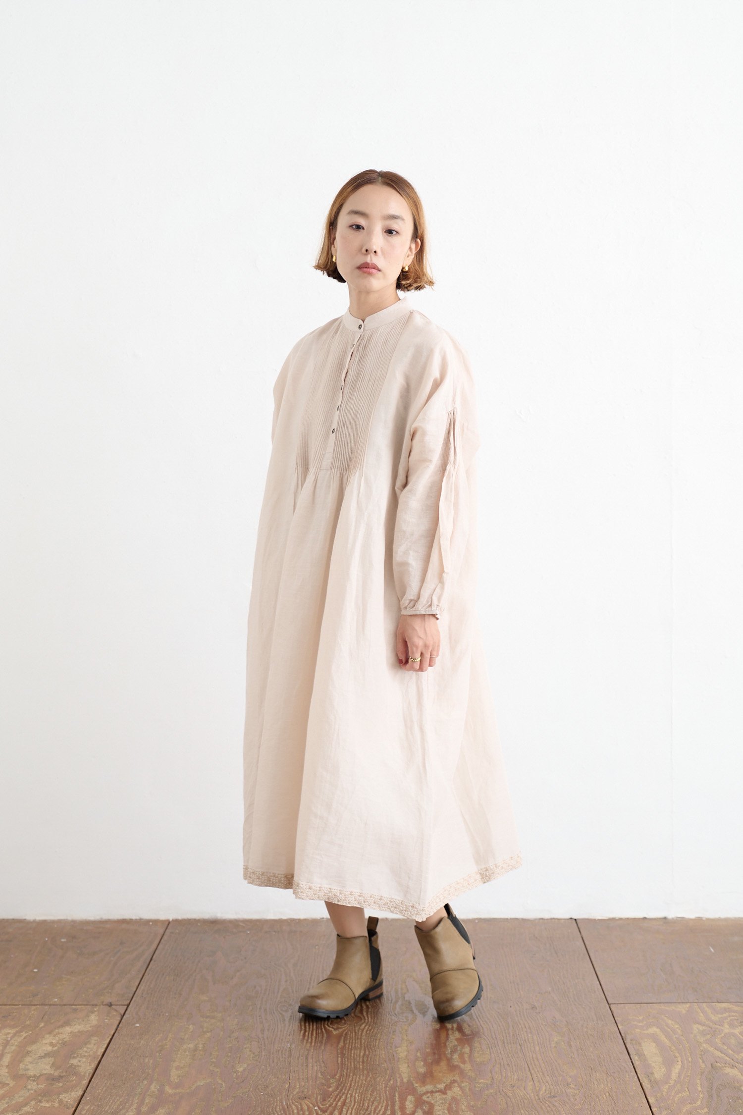 BUNON カディ リネンコットン Embroidery pintuck dress（2color） - poooL (online shop)