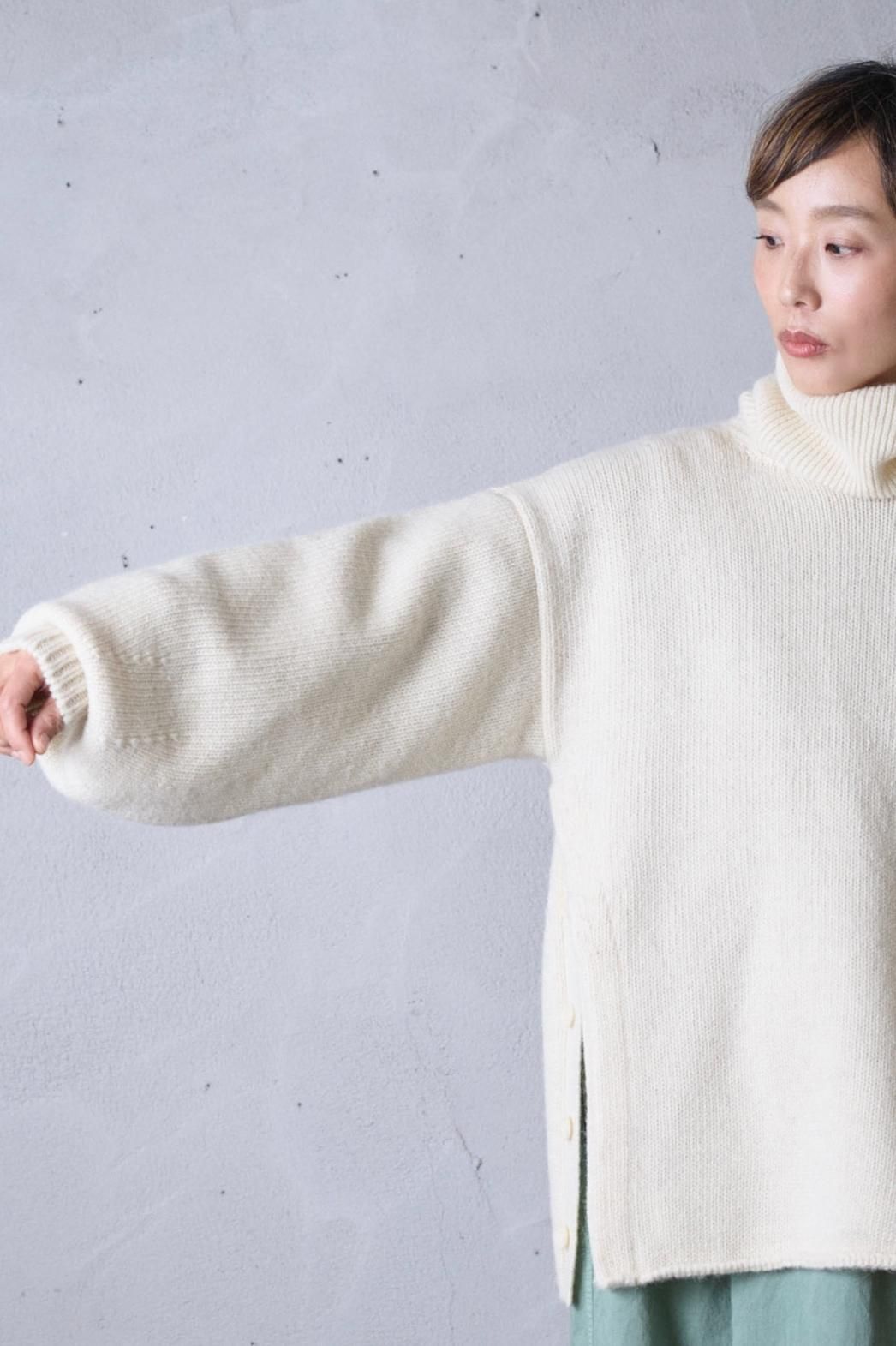 FACTORY モンゴリアンウール　サイドスリットオフタートルセーター FACTORY モンゴリアンウール サイドスリットオフタートルセーター