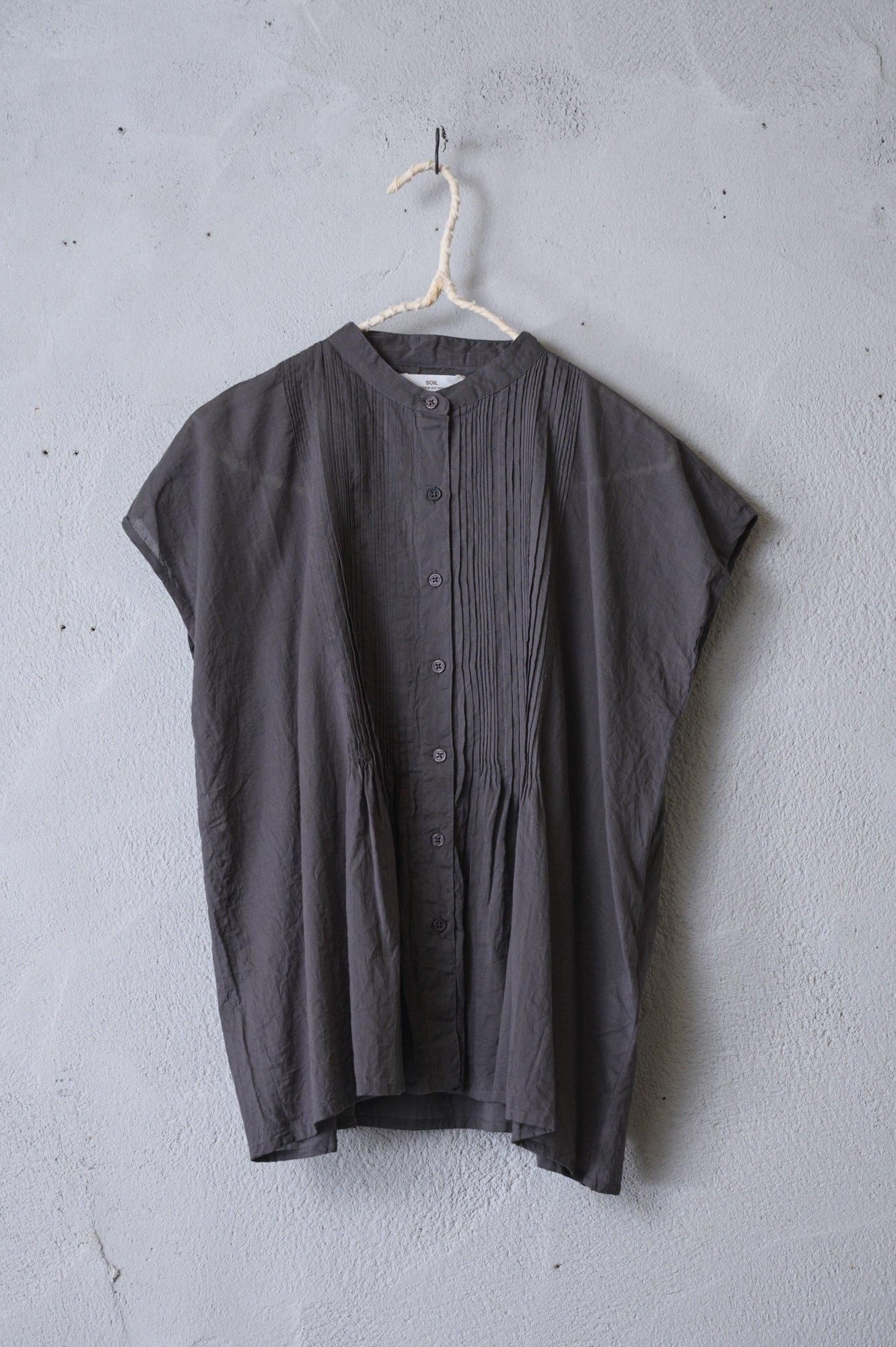 SOIL Cotton voile banded collar french/SL pintuck shirt