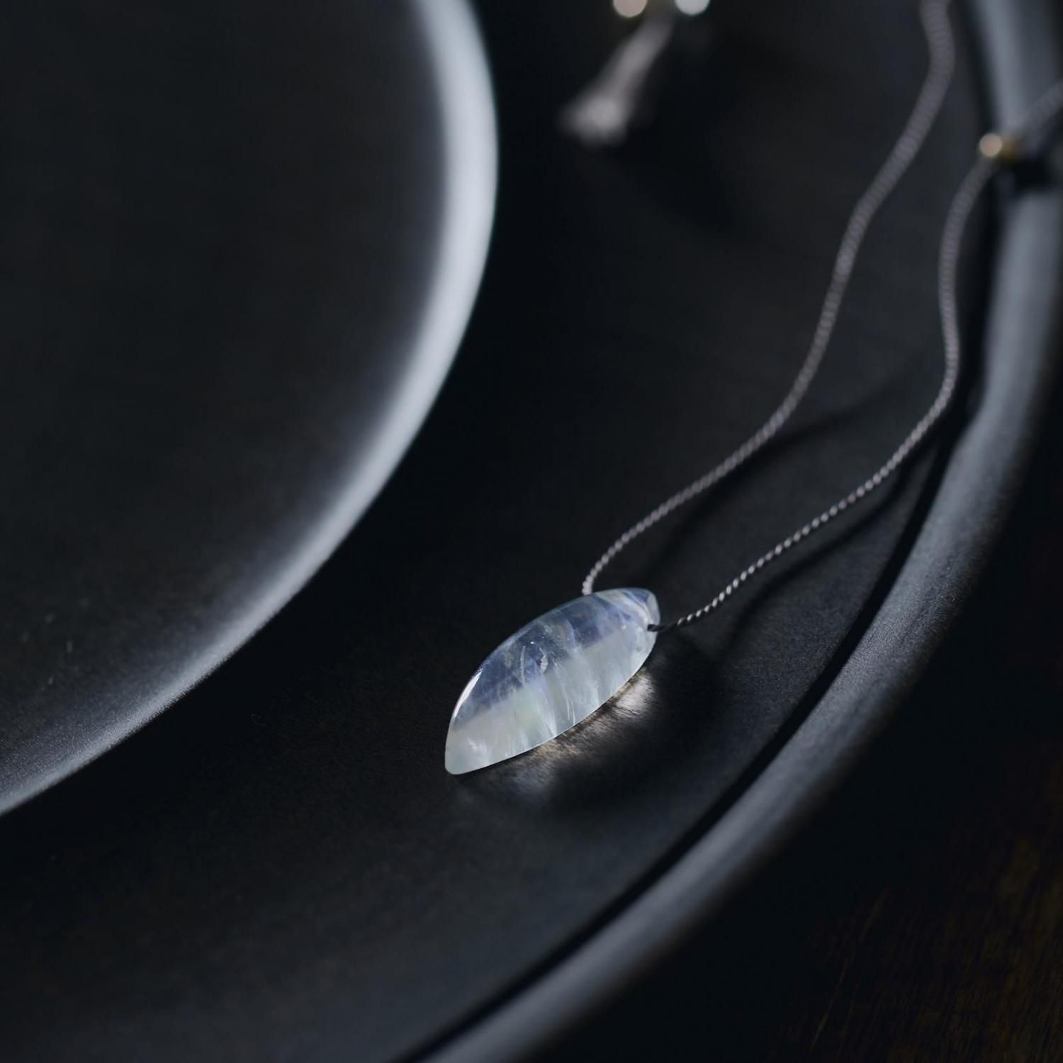 yasuhide ono オノヤスヒデ　ピアス両耳　クオーツ？グレーシルクコード 楽天市場】yasuhide ono ヤスヒデオノ 天然石18Kバンチピアス