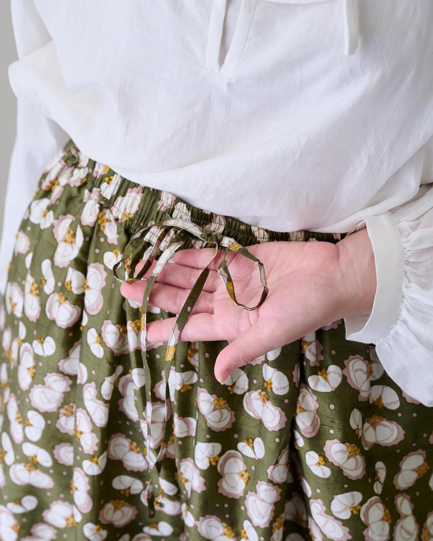 牡丹ページです♡ BUNON Khadi silk flower print & embroidery Tuck pants- poooL