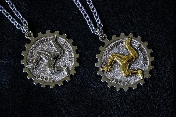 Harold's Gear 】 Triskele ＆ Gear Pendant top + Chain 