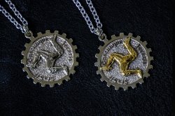 <img class='new_mark_img1' src='https://img.shop-pro.jp/img/new/icons8.gif' style='border:none;display:inline;margin:0px;padding:0px;width:auto;' /> Harold's Gear  Triskele  Gear Pendant top + Chain