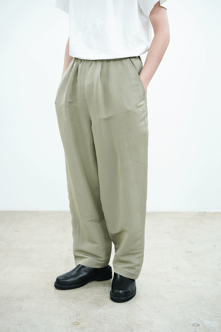blurhms Silk Nylon Tuck Easy Wide Pants / CHACOAL - Unlimited lounge |  ONLINESTORE