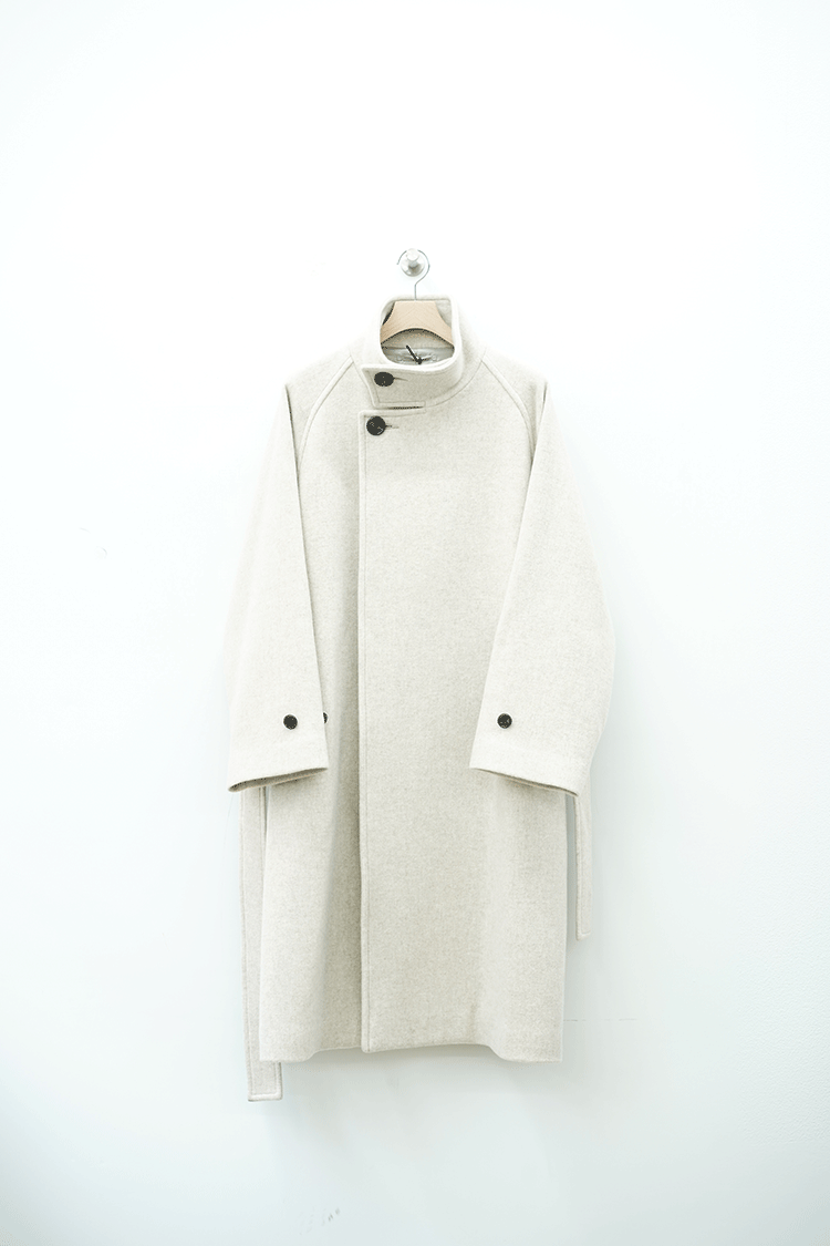 RAINMAKER STAND COLLAR BELTED COAT / NATURAL