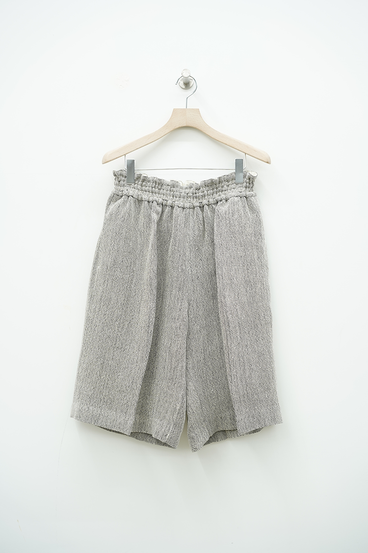 POSTELEGANT Linen Silk Wide Shorts / Ecru  Black