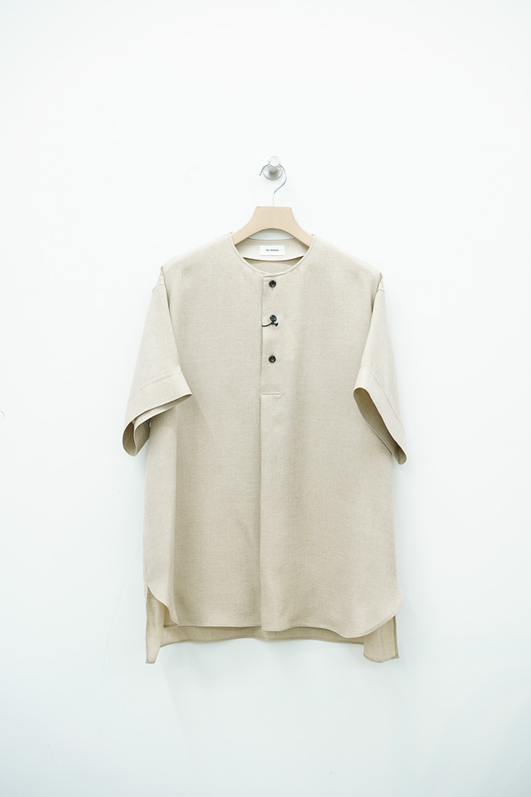 THE RERACS FRONT TUCK COLLARLESS S/S PULLOVER / BEIGE