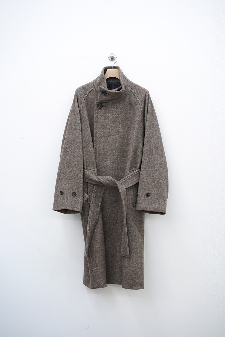 RAINMAKER STAND COLLAR BELTED COAT / BROWN HERRINGBONE