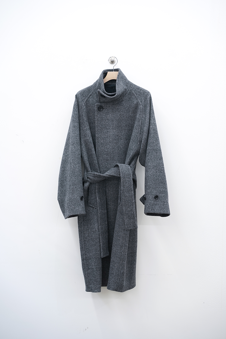 RAINMAKER STAND COLLAR BELTED COAT / CHACOAL HERRINGBONE