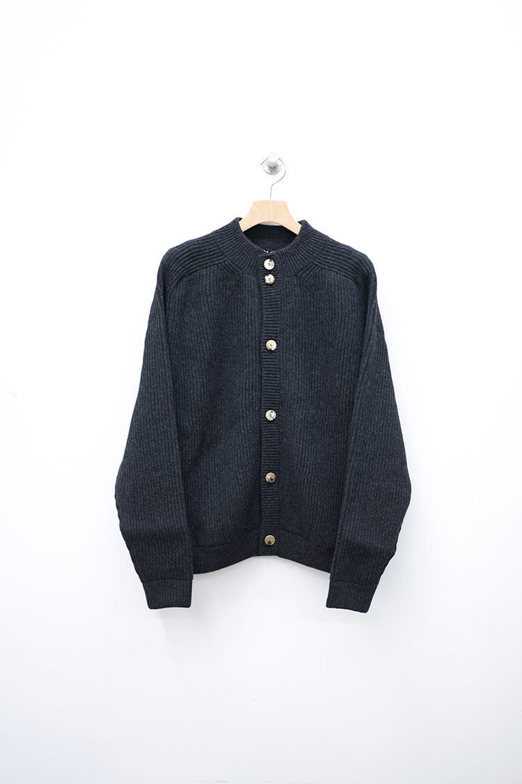 TheCLASIK SADDLE MOCK CARDIGAN / CHARCOAL