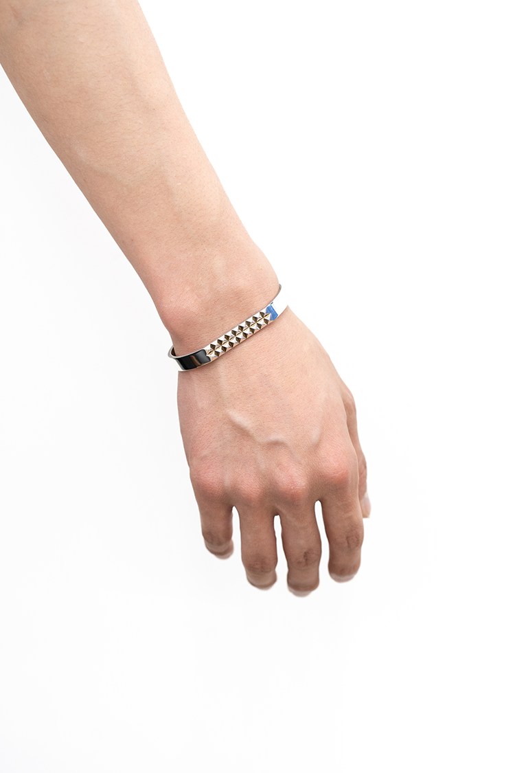 LE GRAMME 25g buff-top Pyramid guilloche ribbon bracelet