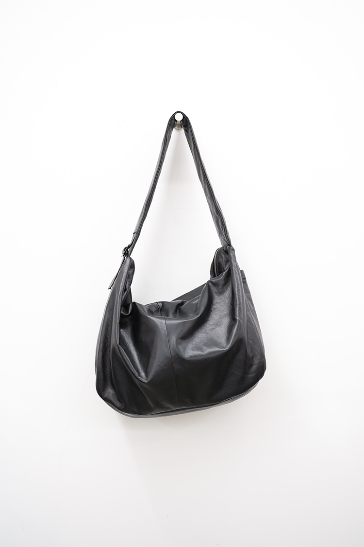 ssstein SHIRRING HANDLE LEATHER SHOULDER BAG / BLACK