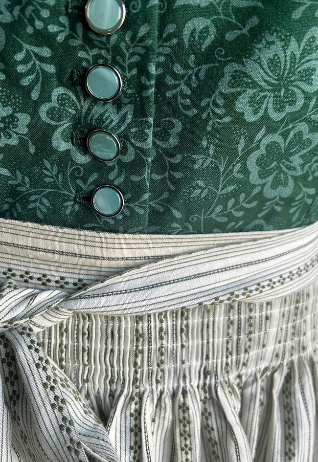 型番609中古品：グリーン系ディアンドル2点セット☆舞台衣装演奏