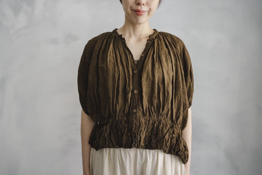 編み上げた衿も素敵ですTabrik Linen puff blouse (柘榴 logwood)