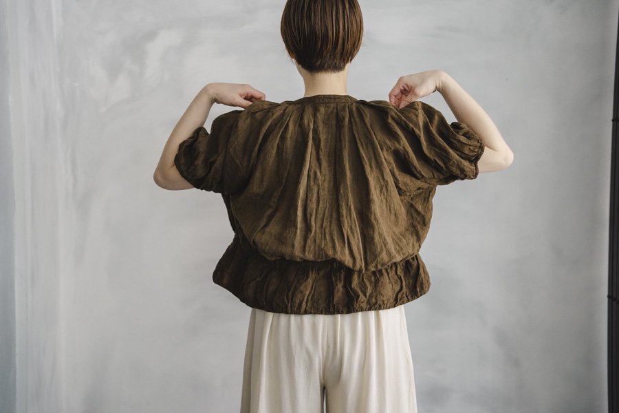 編み上げた衿も素敵ですTabrik Linen puff blouse (柘榴 logwood)