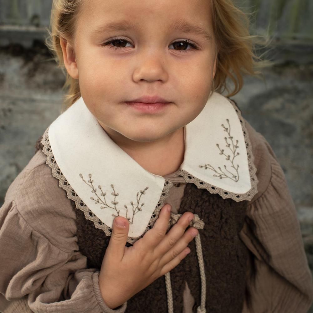 Popelin Taupe blouse with embroidered neckline ポペリン 刺繍襟長袖ブラウス（トープ）