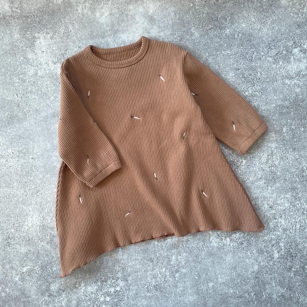 Play Up Dress COCOA プレイアップ キャロット刺繍長袖リブワンピース（ココア）