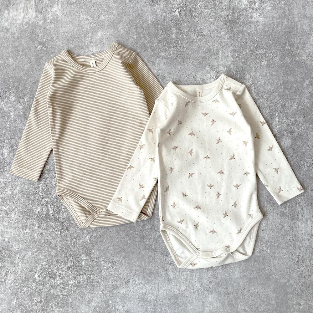 Quincy Mae JERSEY BODYSUIT, 2-PACK DOVES, LATTE MICRO STRIPE 長袖ボディ2枚組（ドーヴ/ラテマイクロストライプ）