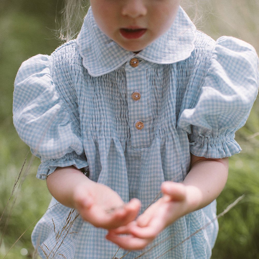 Nellie Quats Marco Polo Romper Baby Blue & Milk Mini Check Linen ネリークアーツ  襟付き半袖ロンパース（ブルーチェック） - インポート 輸入 ベビー服 子供服 出産祝い 通販 | vivid LIFE