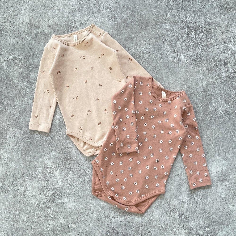 Quincy Mae JERSEY BODYSUIT 2 PACK ROSE DITSY RAINBOWS クインシー メイ 長袖ボディ2枚組（ローズダスティ/レインボー）