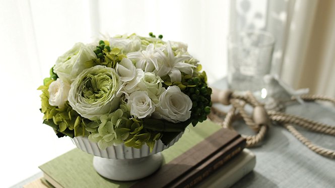 白グリーンのプリザーブドフラワーアレンジメント ギフト プレゼント 誕生祝 開店祝い 送別の花 プリザーブドフラワーギフト ウェディング小物の通販 Glycineグリシーヌ