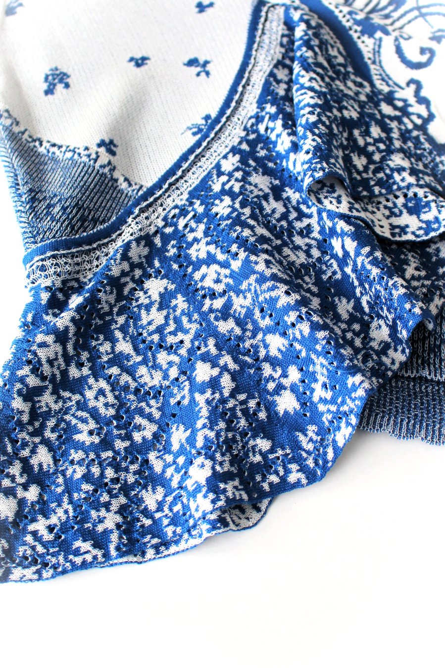 Mame Kurogouchi（マメ クロゴウチ）Asymmetric Pattern Knitted Top 