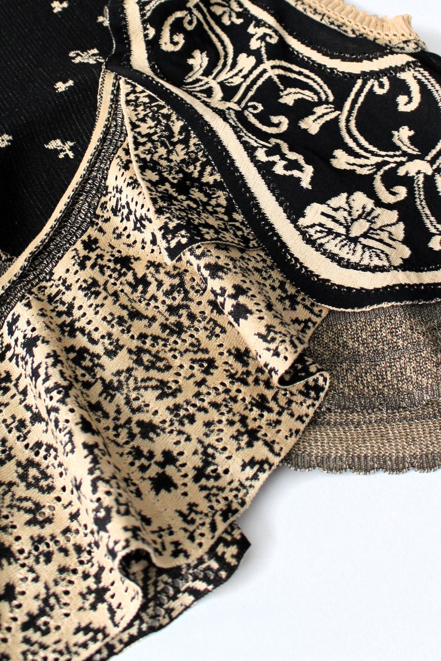 Mame Kurogouchi（マメ クロゴウチ）Asymmetric Pattern Knitted Top 