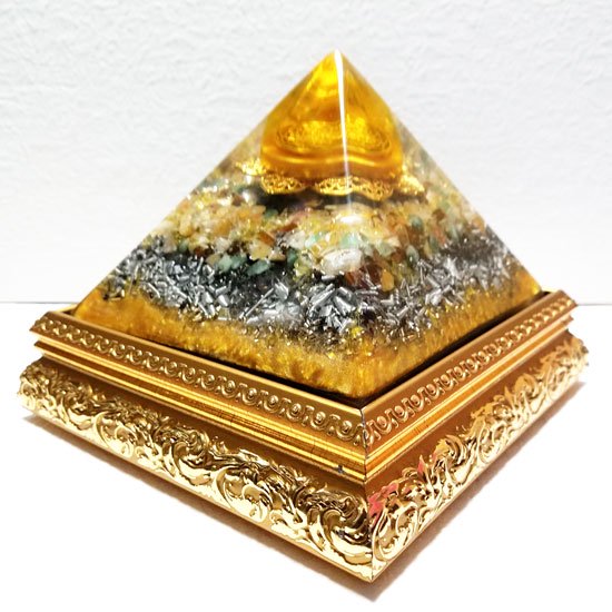 オルゴナイトピラミッド 黄金の華 （専用台座付）- 開運風水グッズの 