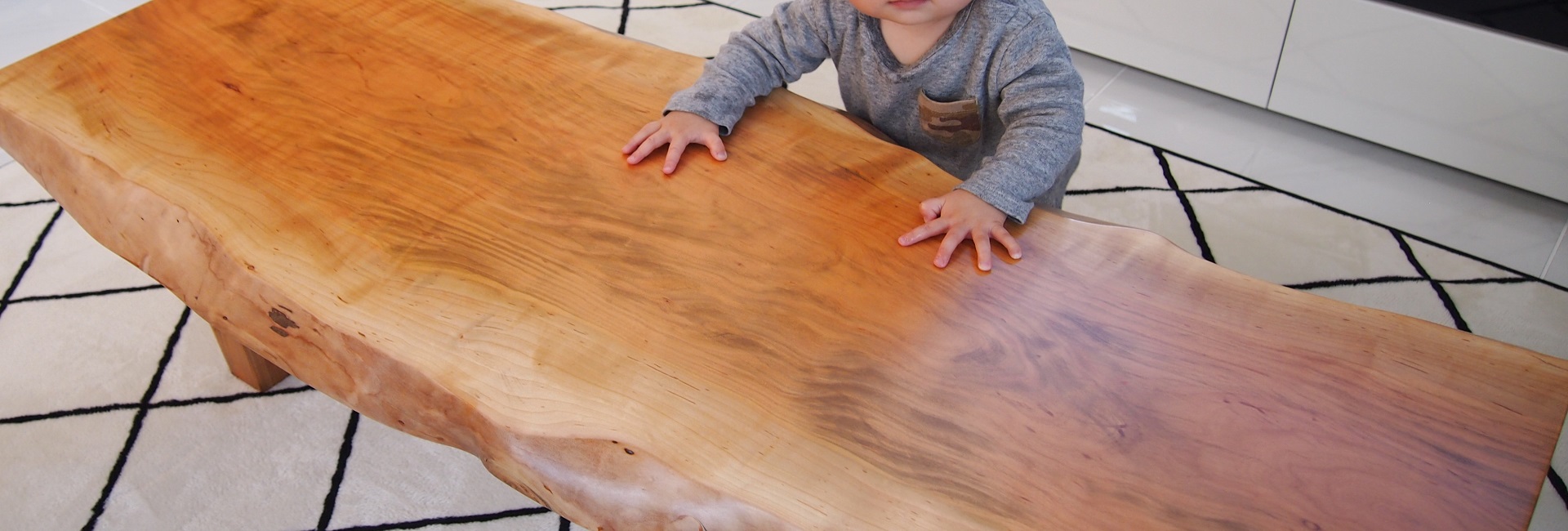 一枚板・無垢テーブル、デスク、座卓、カウンターを選ぶなら埼玉県八潮市「木の店木楽」