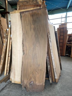 欅（ケヤキ）一枚板テーブル用がたくさん展示 埼玉県 木の店木楽