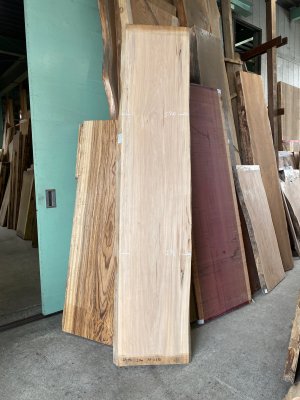 胡桃（くるみ）一枚板テーブル用がたくさん展示 埼玉県 木の店木楽
