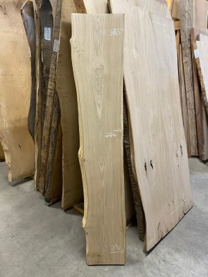 栗（クリ）一枚板テーブル用がたくさん展示 埼玉県 木の店木楽