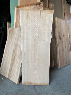 タモ一枚板テーブル用がたくさん展示 埼玉県 木の店木楽
