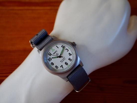 MWC時計 G10LM ホワイトダイアル ノンデイト モデル グレイストラップ