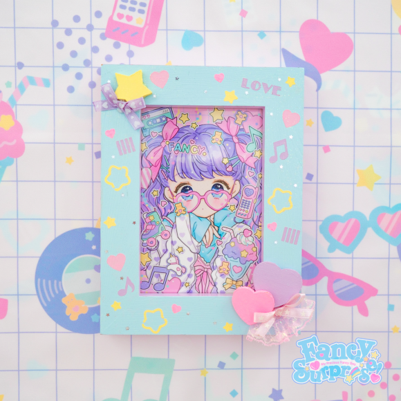 017 木製フレーム付きイラスト 壁掛け 卓上タイプ Kgサイズ Fancy Surprise 017 木製フレーム付きイラスト 壁掛け 卓上タイプ Kgサイズ Fancy Surprise