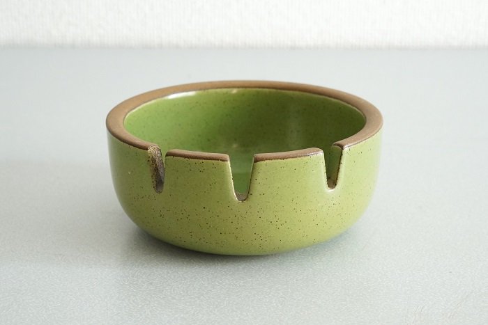 Heath Ceramics Ashtray medium Edith Heath - album.  ミッドセンチュリーのデザインを中心に生活が楽しくなるテーブルウェアやインテリア雑貨を扱うセレクトショップ。Eames(イームズ)、Adam  Silverman(アダム・シルバーマン)、Peter Shire(ピーター・シャイヤー)、Heath ...