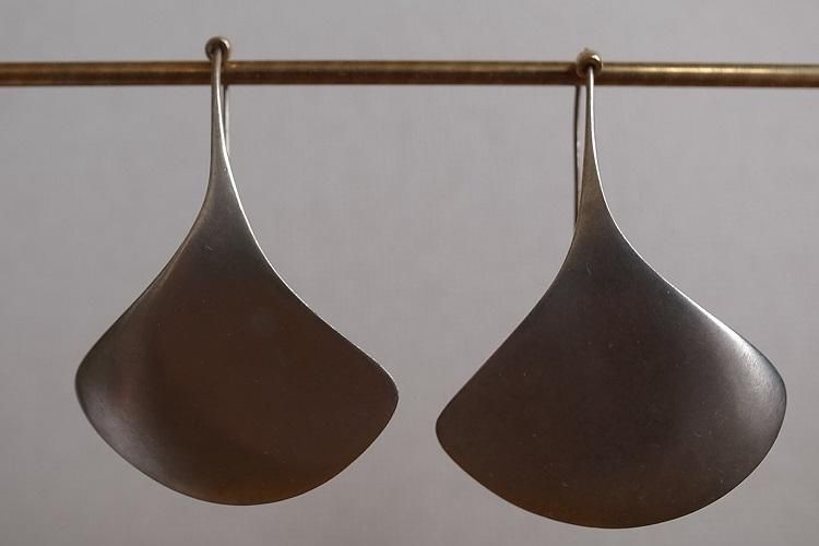 Ginkgo Earring Ted Muehling Album ミッドセンチュリーのデザインを中心に生活が楽しくなるテーブルウェアやインテリア雑貨を扱うセレクトショップ Eames イームズ Adam Silverman アダム シルバーマン Peter Shire ピーター シャイヤー Heath Ceramics ヒース Ginkgo Earring Ted Muehling Album ミッドセンチュリーのデザインを中心に生活が楽しくなるテーブルウェアやインテリア雑貨を扱うセレクトショップ Eames イームズ Adam Silverman アダム シルバーマン Peter Shire ピーター シャイヤー Heath Ceramics ヒース