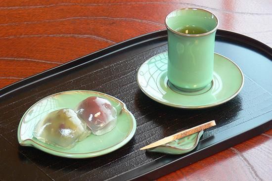 桃型銘々皿「緑釉」 - 現川焼の伝統を守る全国唯一の窯元・臥牛