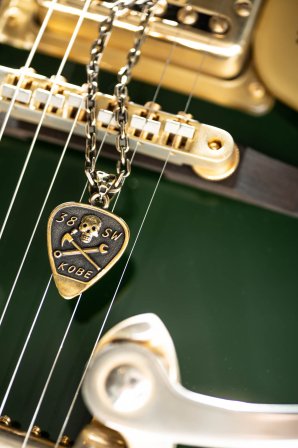 真鍮製　ギターピック　ペンダント