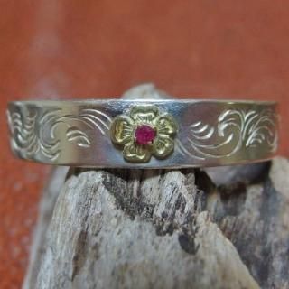 wokini ウォキニ　ルビー入り22金フラワー付き唐草シルバーバングル wokini ウォキニルビー入り22金フラワー付き唐草シルバーバングル