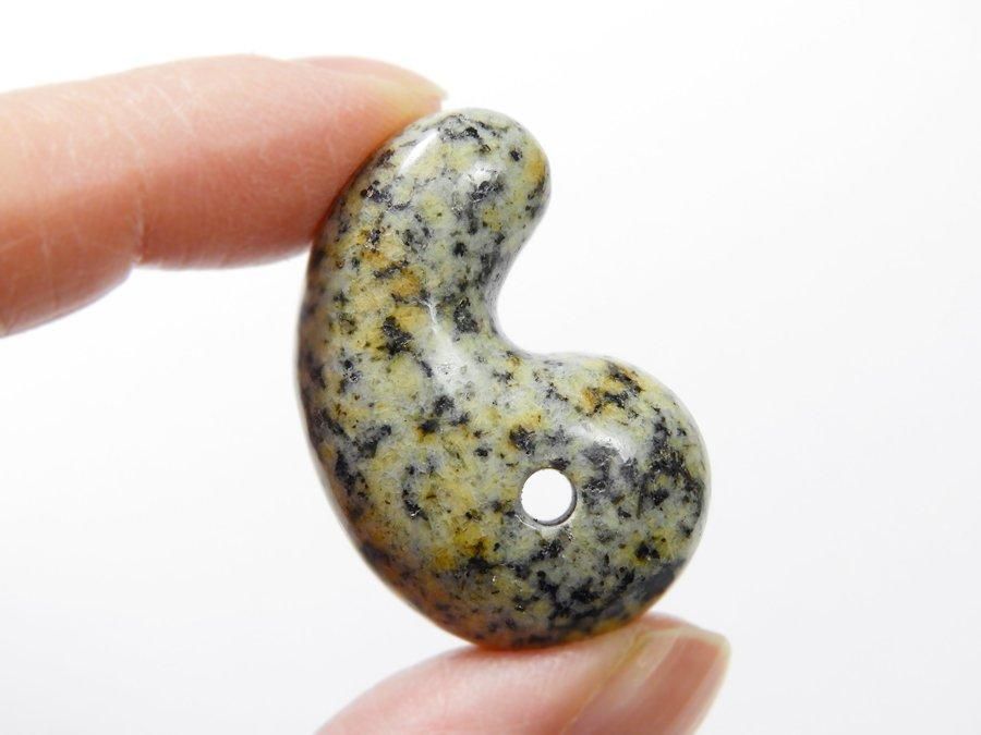 勾玉 (Timor Agate) 古代型勾玉（Lサイズ）(GREEN AGATE): 『岩座(いわくら)』公式通販