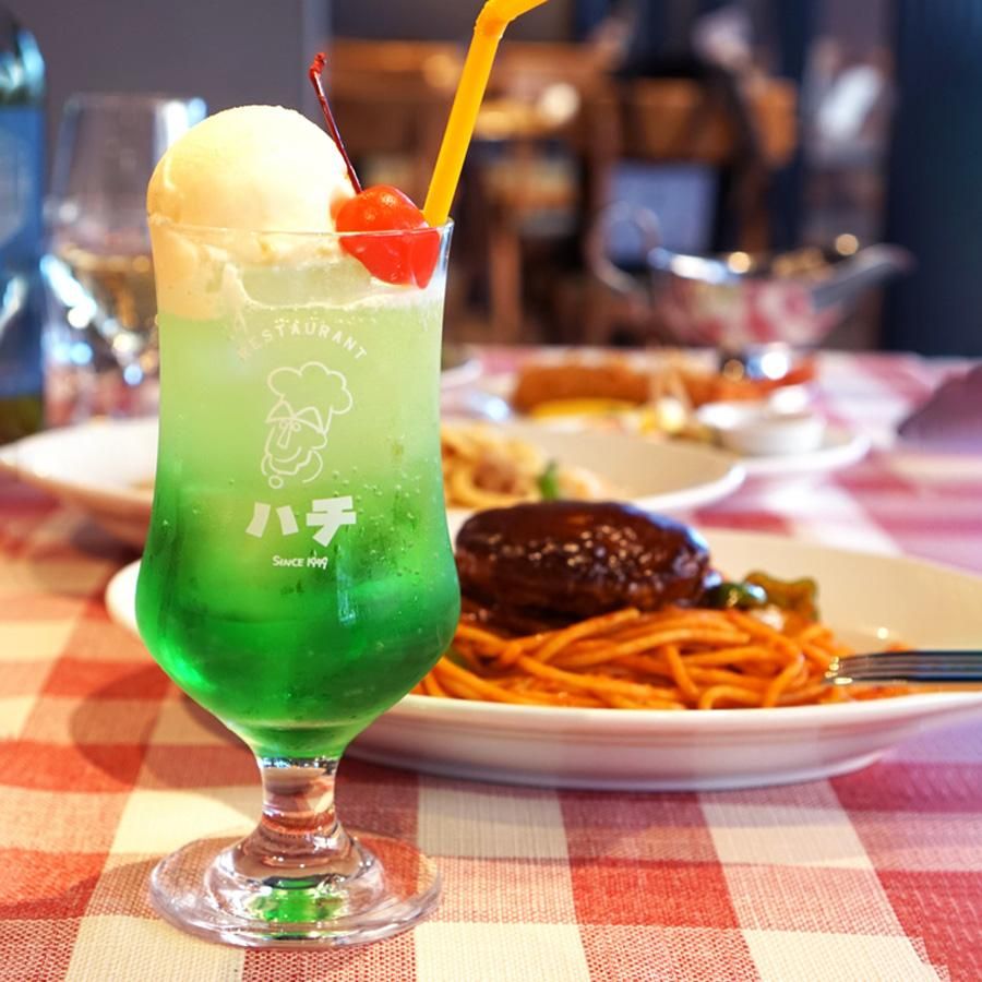 人気メニューのクリームソーダ