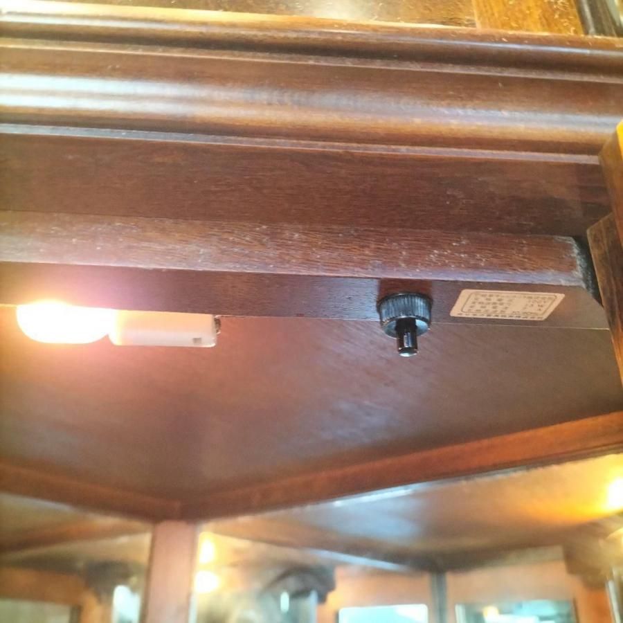 M♦東サセール　カリモク　コロニアル　コーナーキュリオケース カリモク家具 コロニアル コーナーキュリオケース 飾り棚