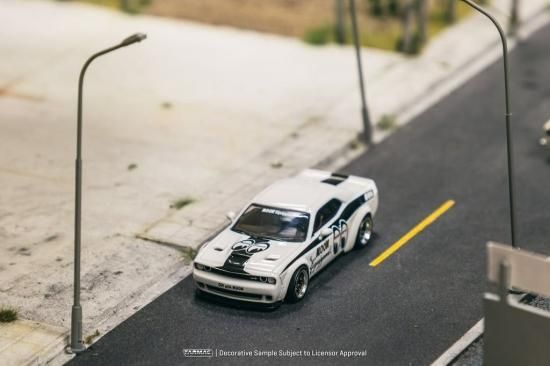 Tarmac Works 1/64 LB-WORKS Dodge Challenger SRT Hellcat MOON