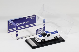 <img class='new_mark_img1' src='https://img.shop-pro.jp/img/new/icons1.gif' style='border:none;display:inline;margin:0px;padding:0px;width:auto;' />1ʹͽ GCD Shoom 64 1/64 å Dodge RAM SRT-10 White Blue Stripe(LHD)