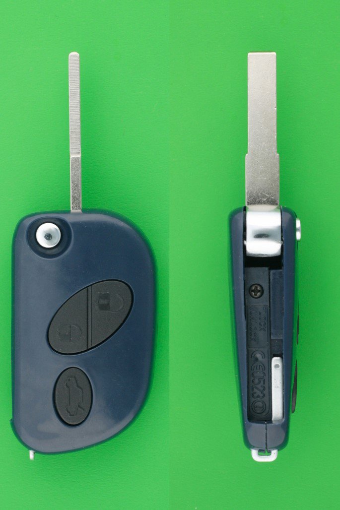 マセラティ　3ボタンジャックナイフ型キーレス交換ケース素材 - キーレス＆スマートキー　 通販サイト『キーフォレスト』自動車のカギの事ならお任せください！！