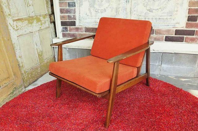 赤いファブリックアームチェア